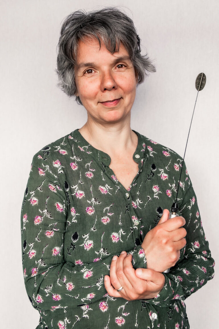 Mischa Meijerink met bio sensor in haar hand